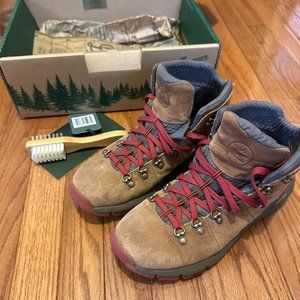 Danner Mountain 600 hiking boots, suede. Size 9, preowned w/ box and suede brush